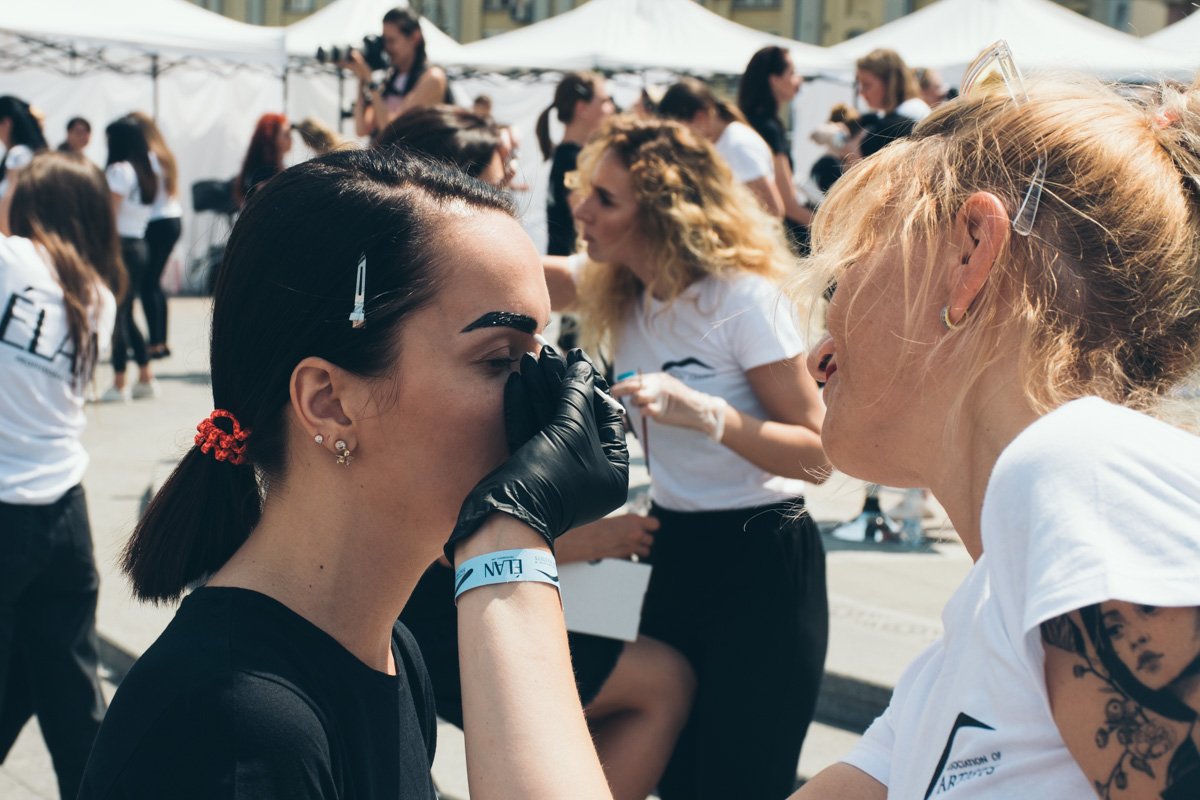 По палящим солнцем 176 бровистов и столько же моделей установили рекорд Украины