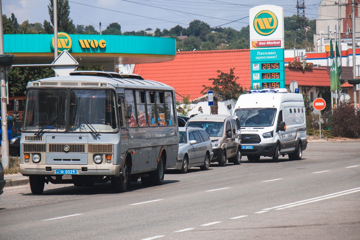 На набережную пригнали машины и автобусы