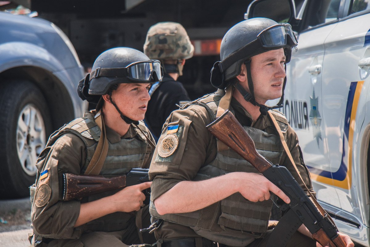 Участники делали вид, что в них стреляют