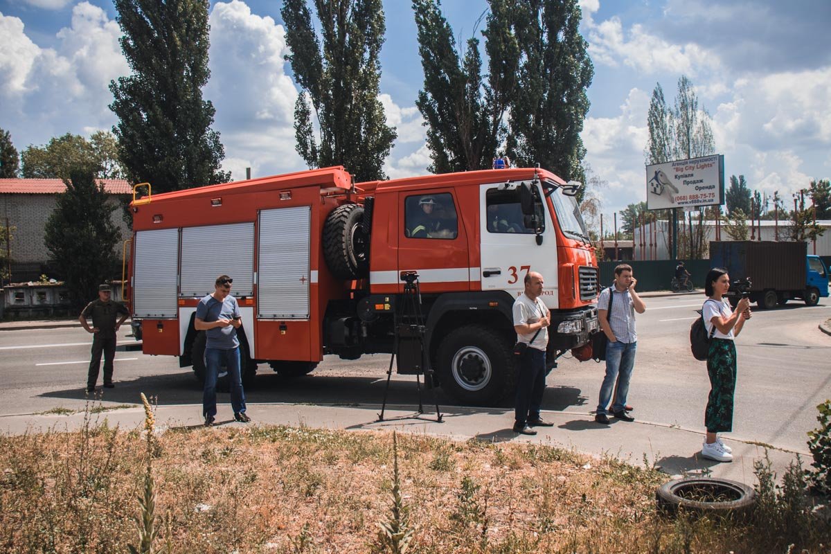 Прибыли и пожарные