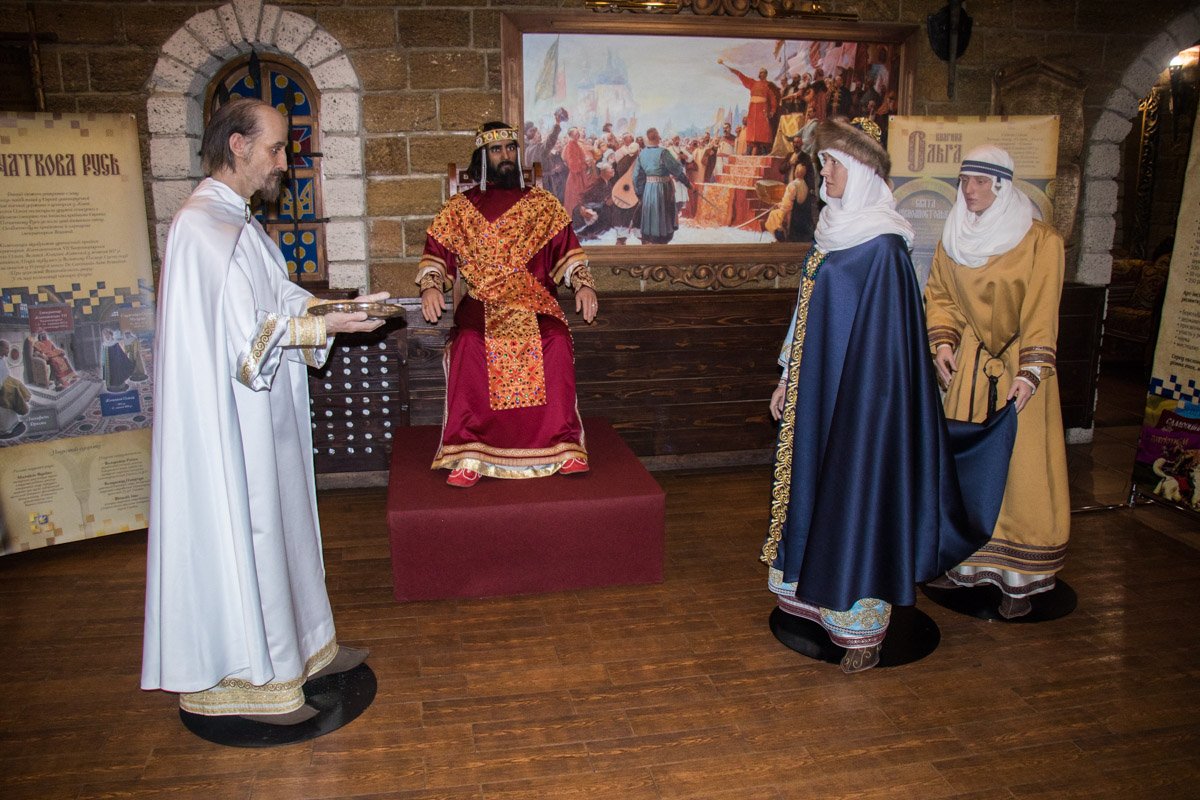 В селе Гатном под Киевом открылась выставка силиконовых фигур