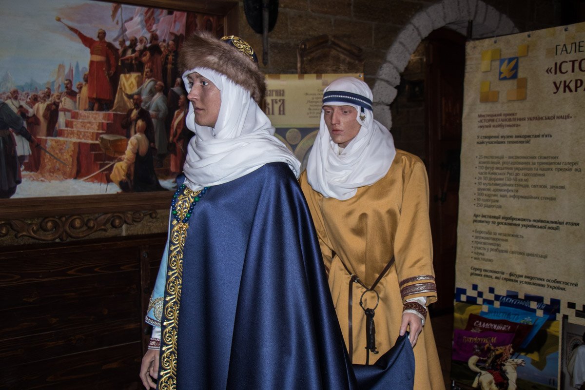 Экспонаты не просто расставлены по залу, а показывают определенные сцены