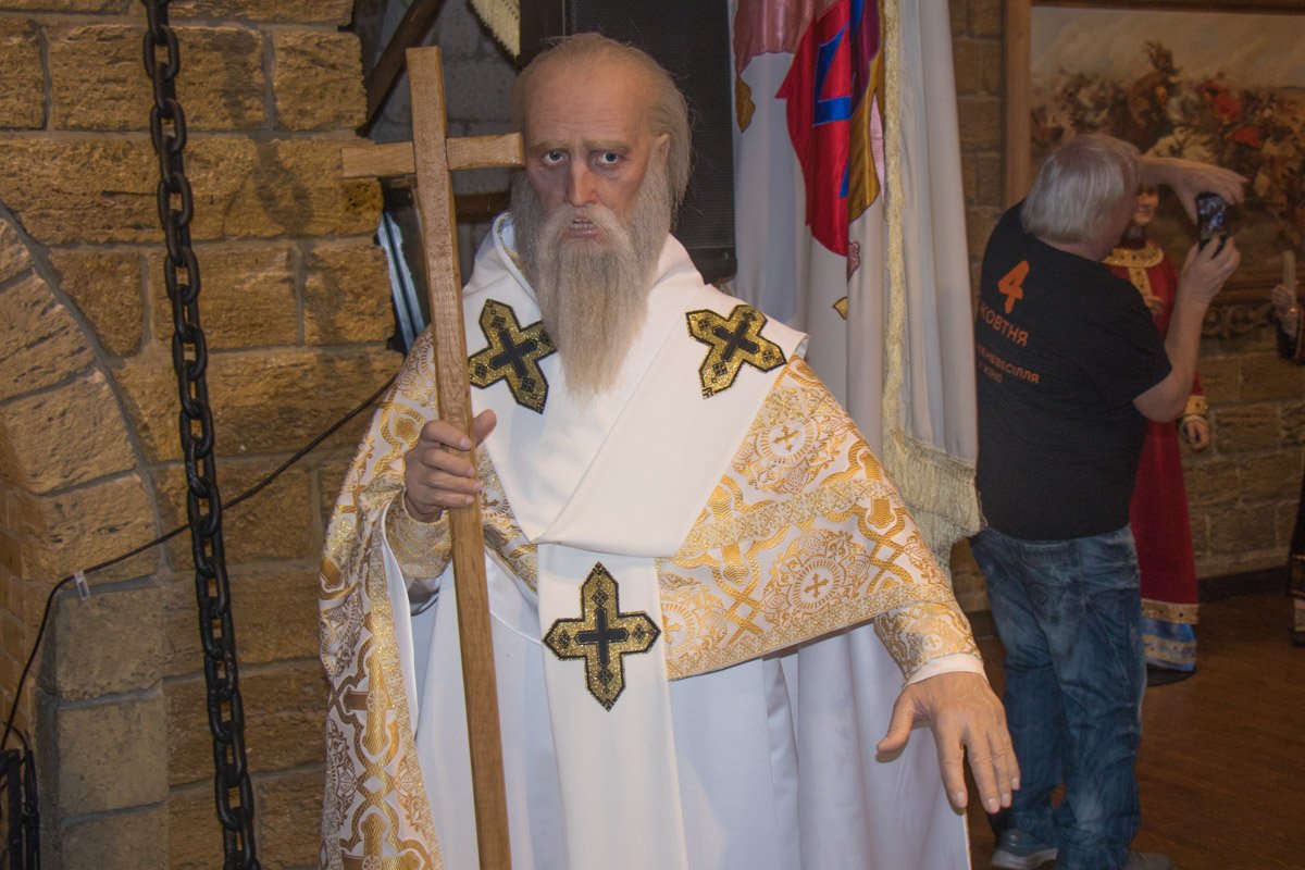 Наряды, оружие и прочие детали авторы согласовывали с историками