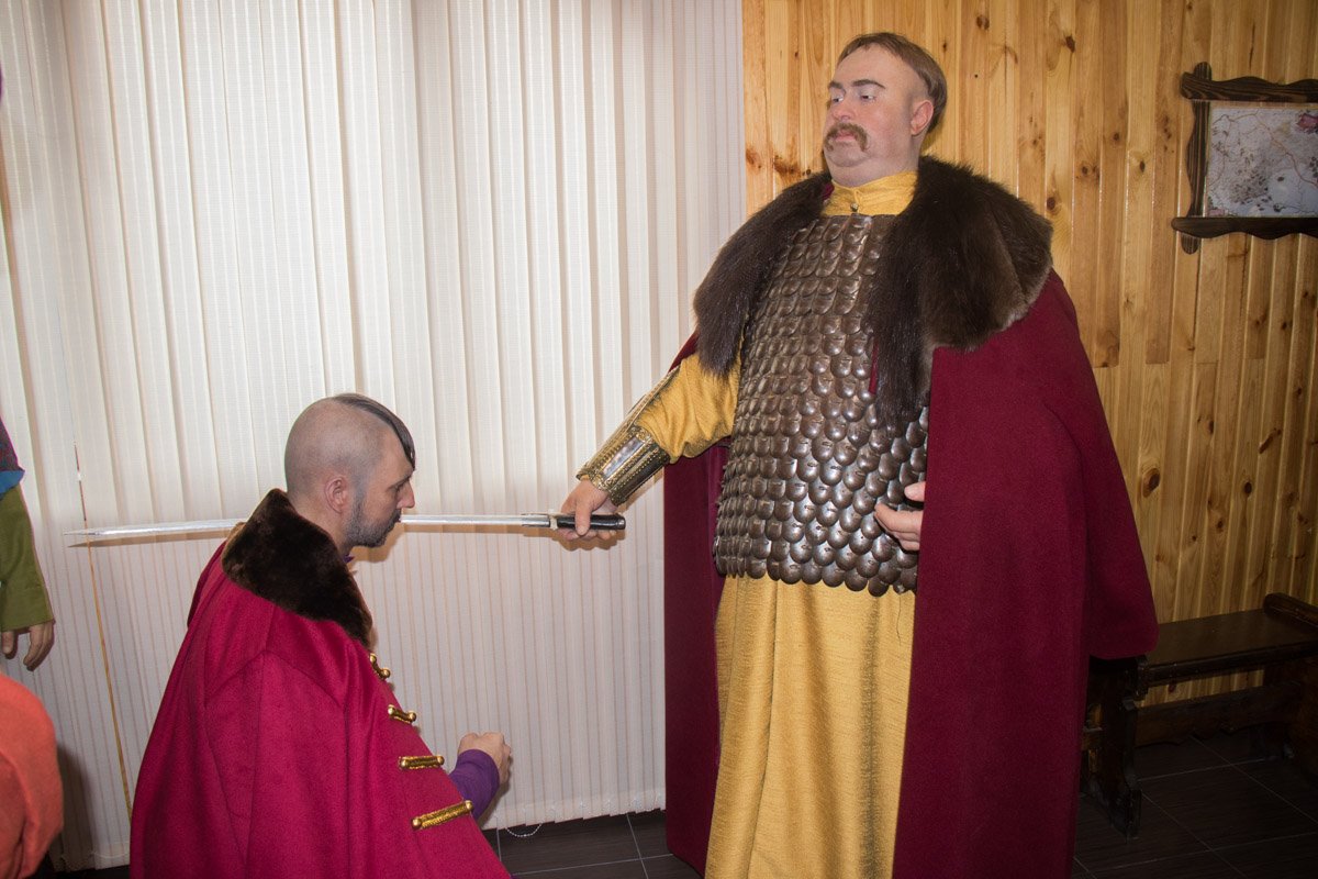 Интересно, что лица некоторых личностей истории не известны. Поэтому авторам пришлось их выдумать