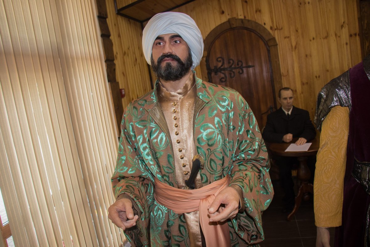 Каждая деталь подбиралась очень тщательно - от одежды до усов