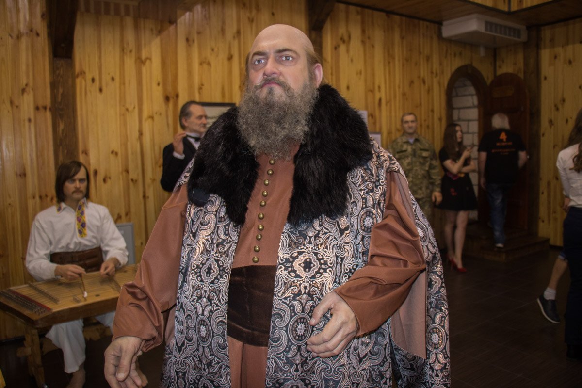 Кстати, все волосы на экспонатах настоящие