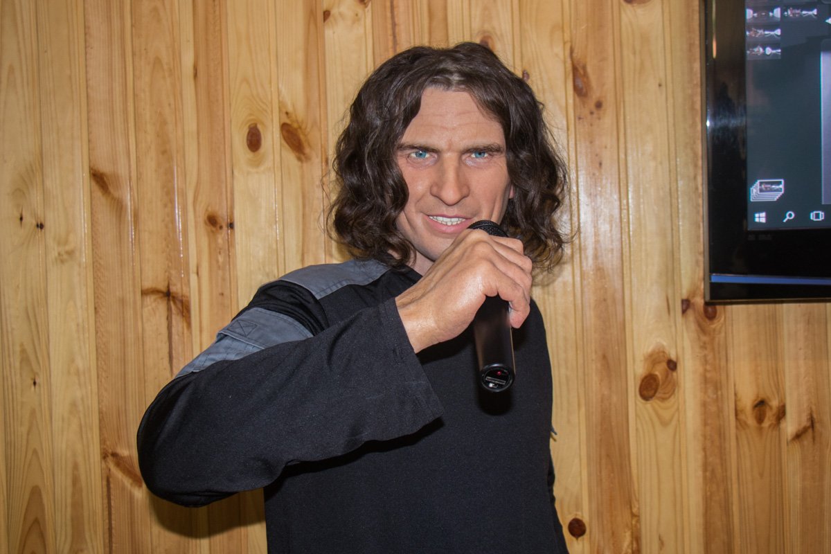 Некоторые фигуры взаимодействуют со зрителем