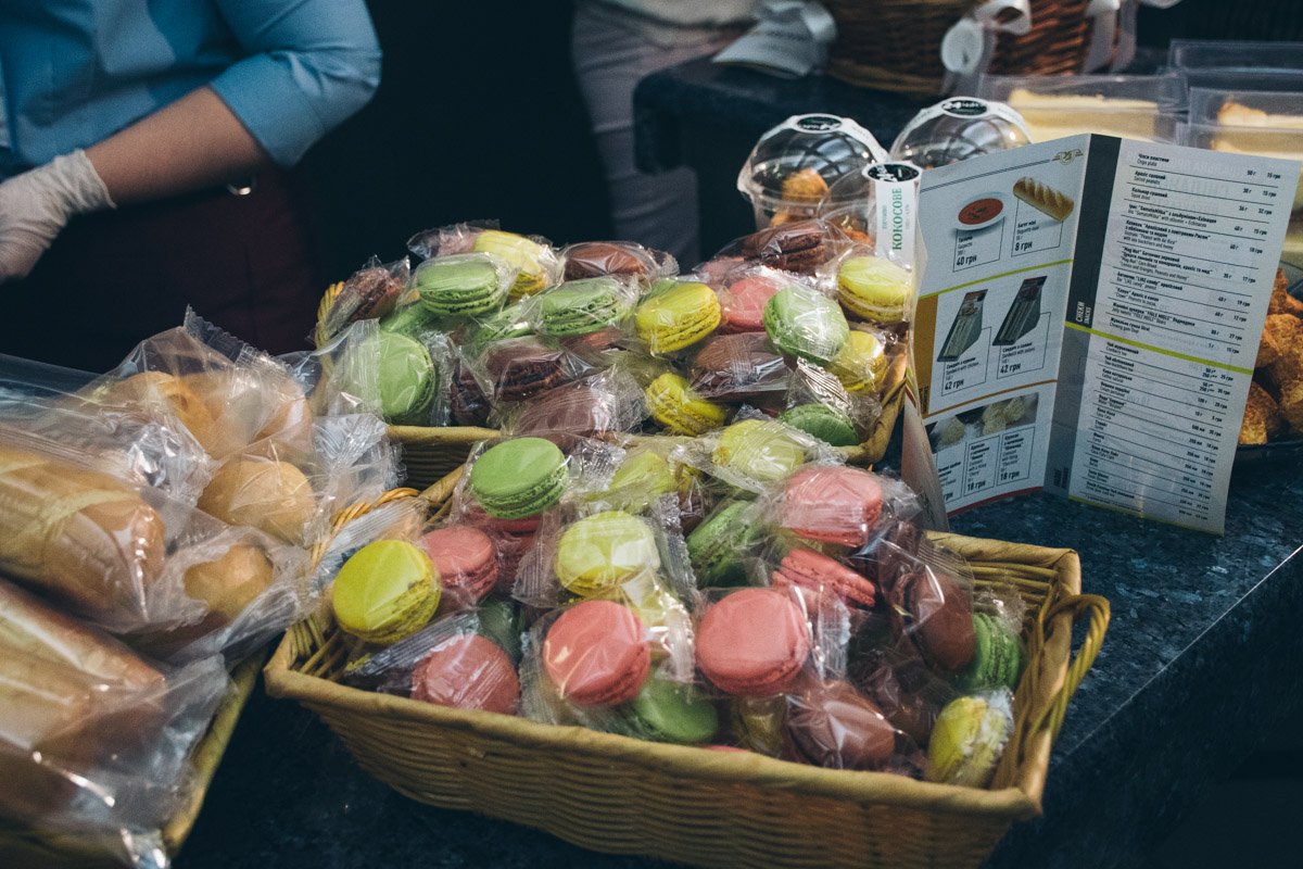 Печеньки-макароны по 48 гривен за четыре штуки