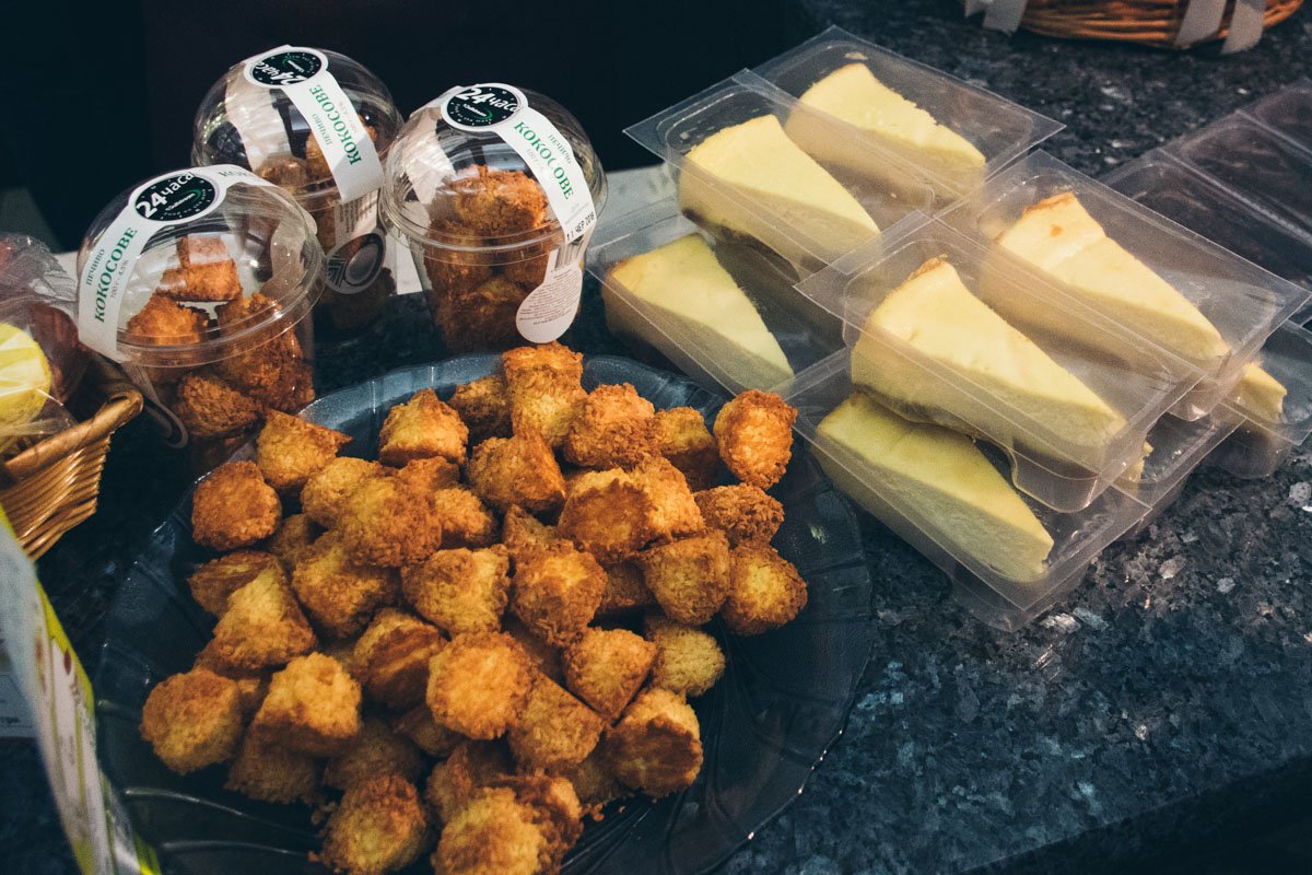 Кокосовые печенья по 39 гривен за 100 граммов, Чизкейк - 37 гривен