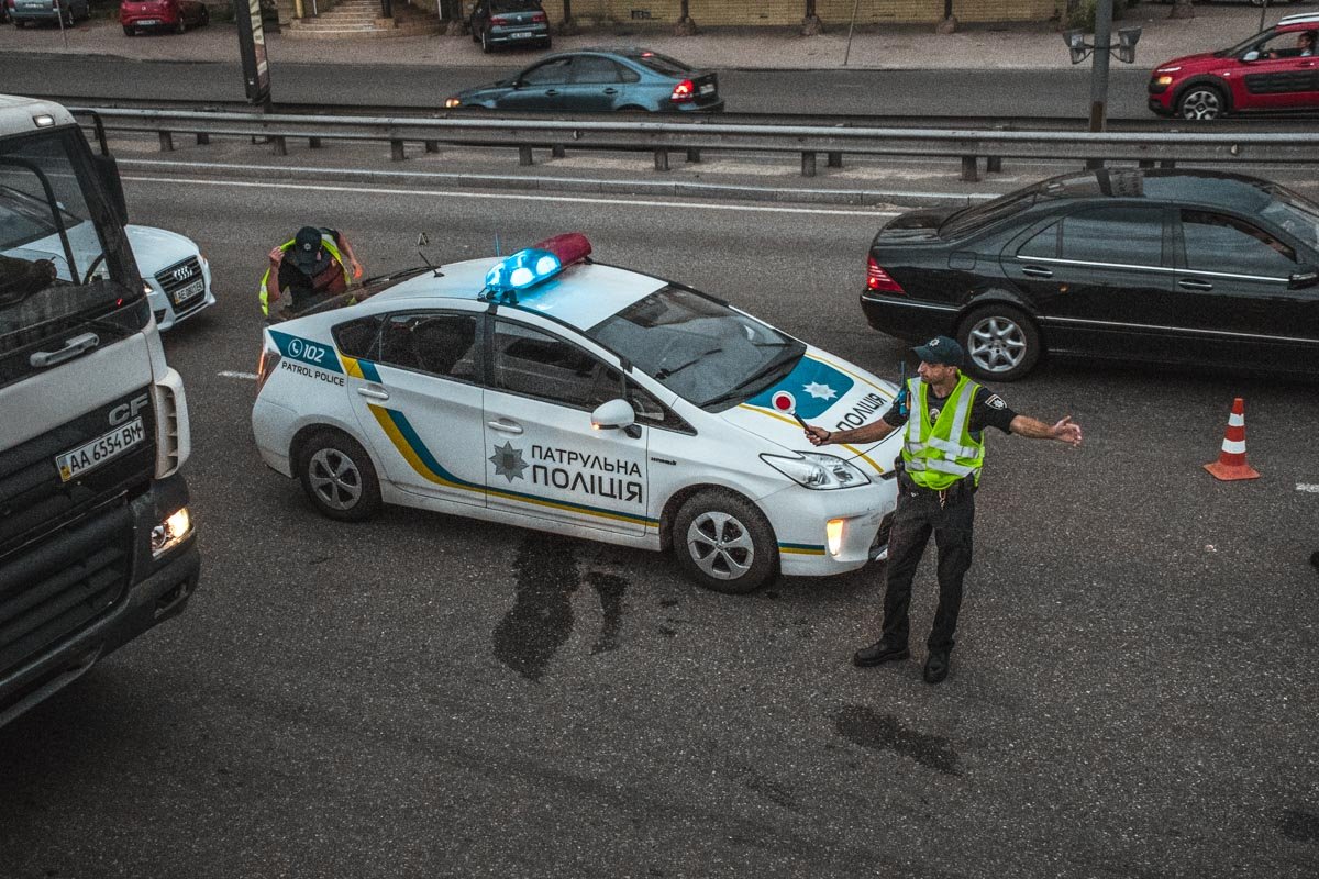На улице Набережно-Крещатицкая, 13 автомобиль сбил пешехода