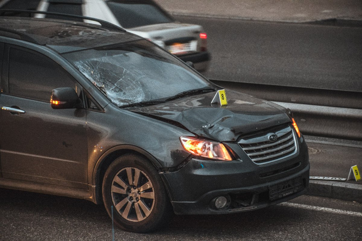 Водитель автомобиля Subaru двигался в левом ряду. Правой стороной машина задела пешехода-нарушителя