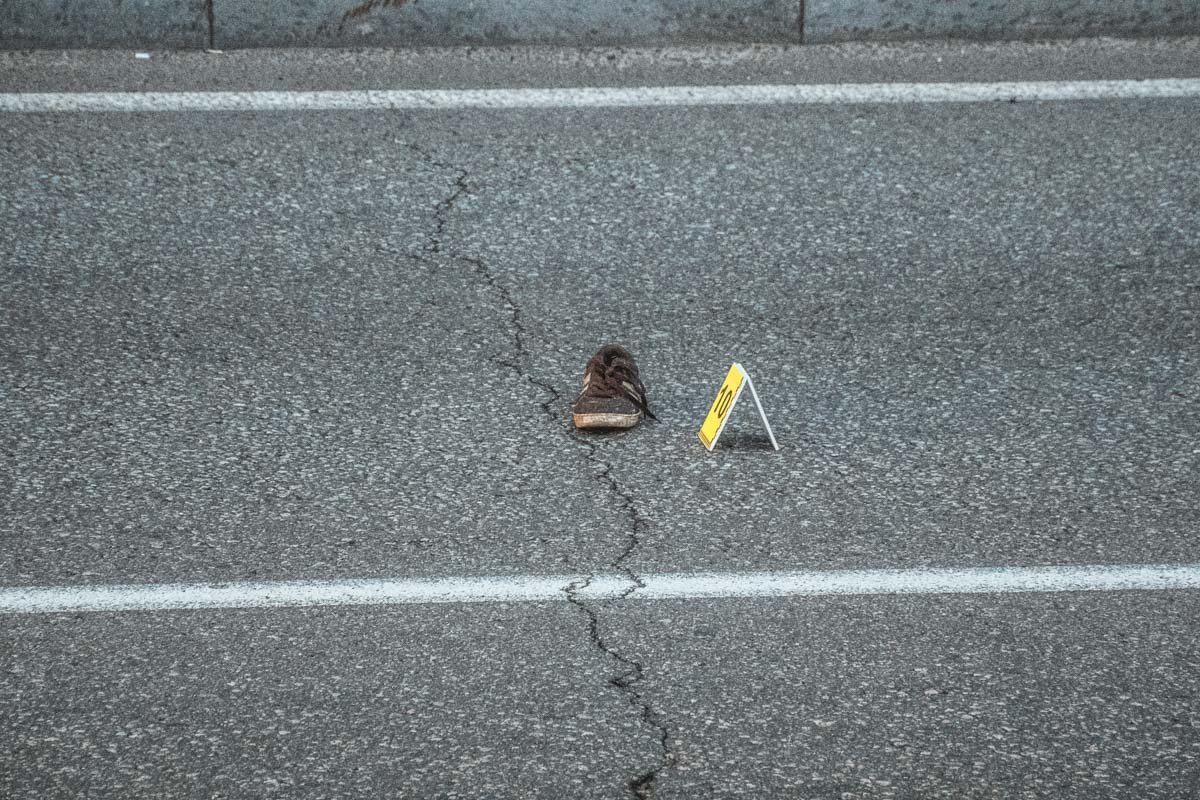 В результате аварии, парень погиб мгновенно, а тело отбросило на середину дороги