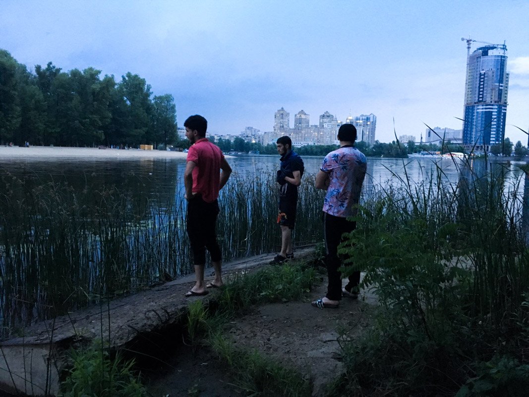 По словам очевидцев, парень пытался переплыть пролив