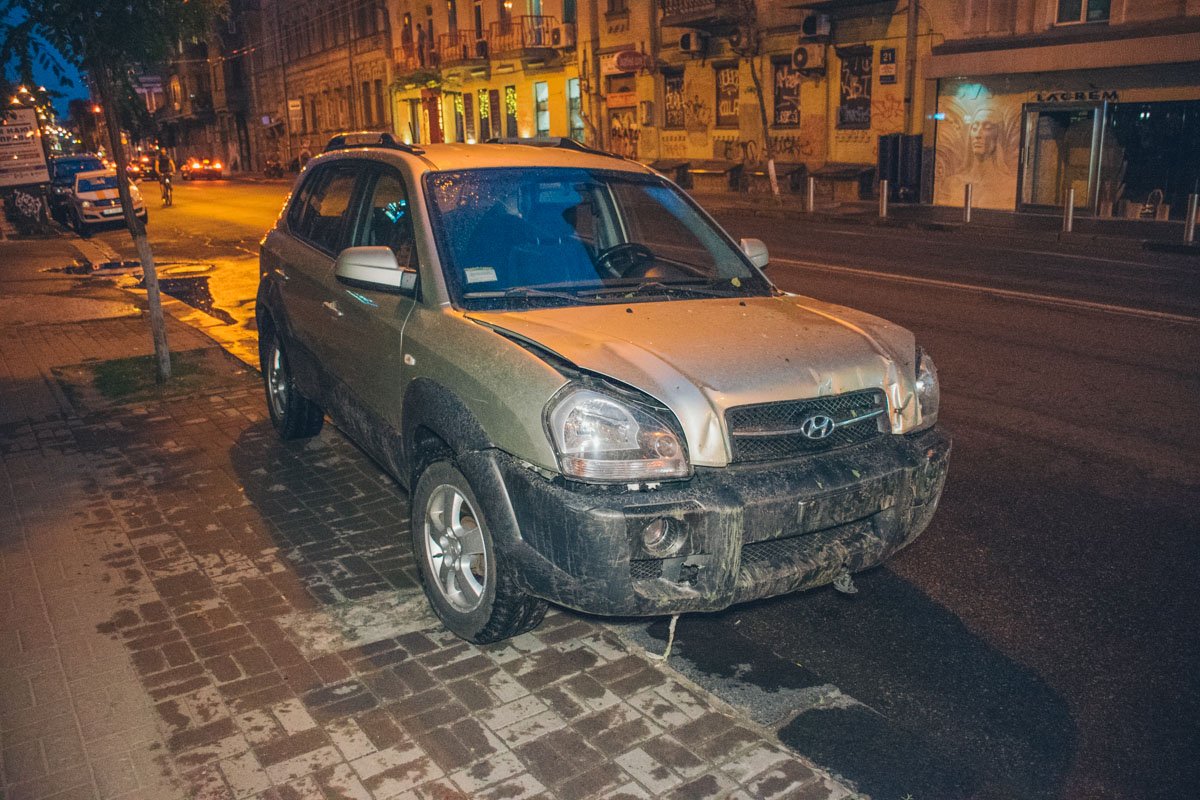 На улице Большая Житомирская авто Hyundai Tucson вылетело вниз с горы и помяло гаражи