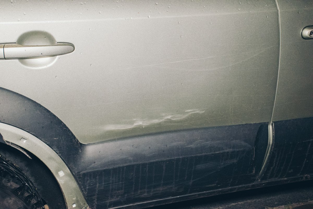 Пока водитель чинил бампер, авто покатилось с горы