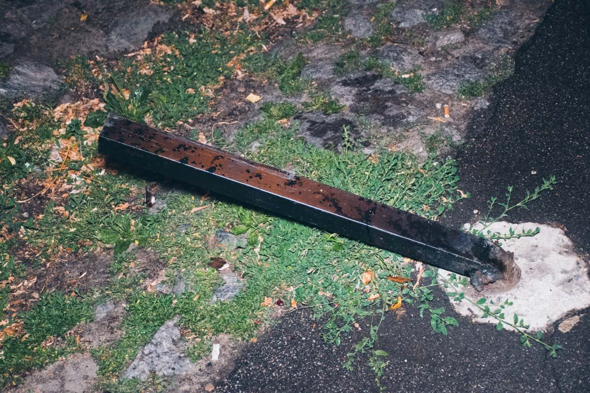 Авто сбило оградительный столб