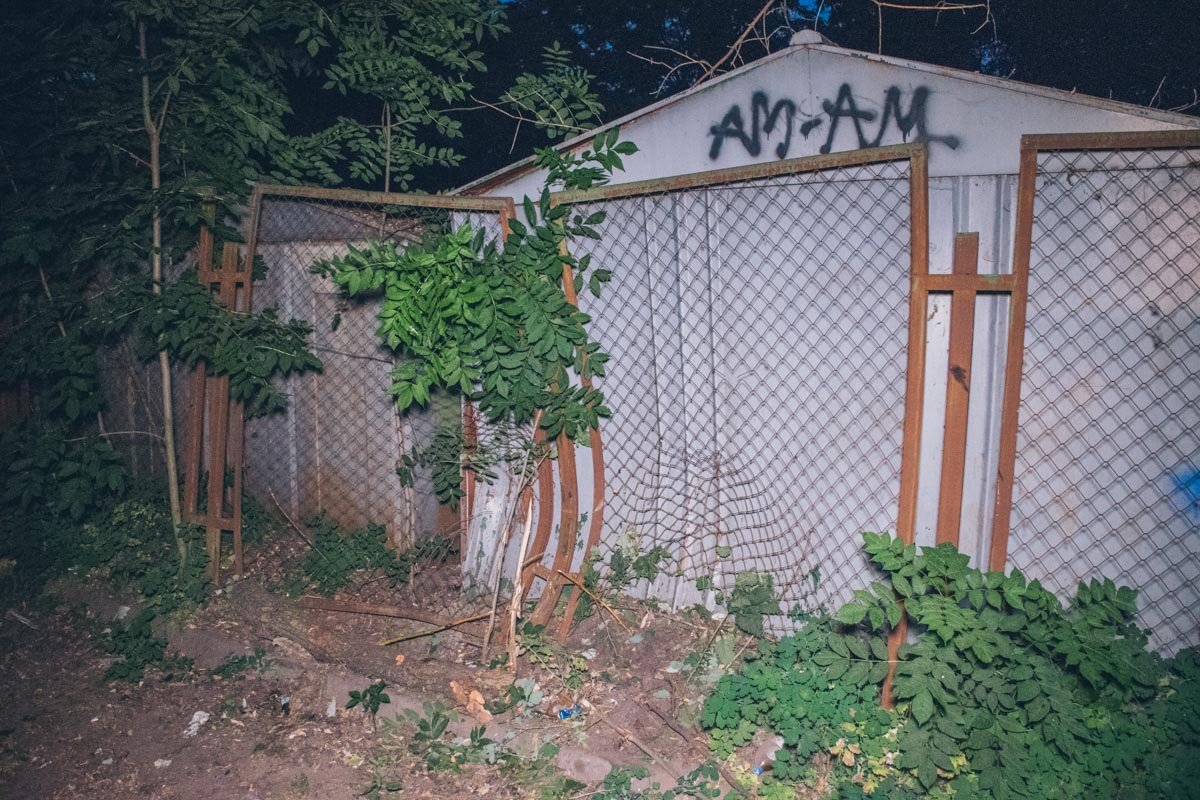 Машина врезалась в гаражи, помяв забор и один из гаражей