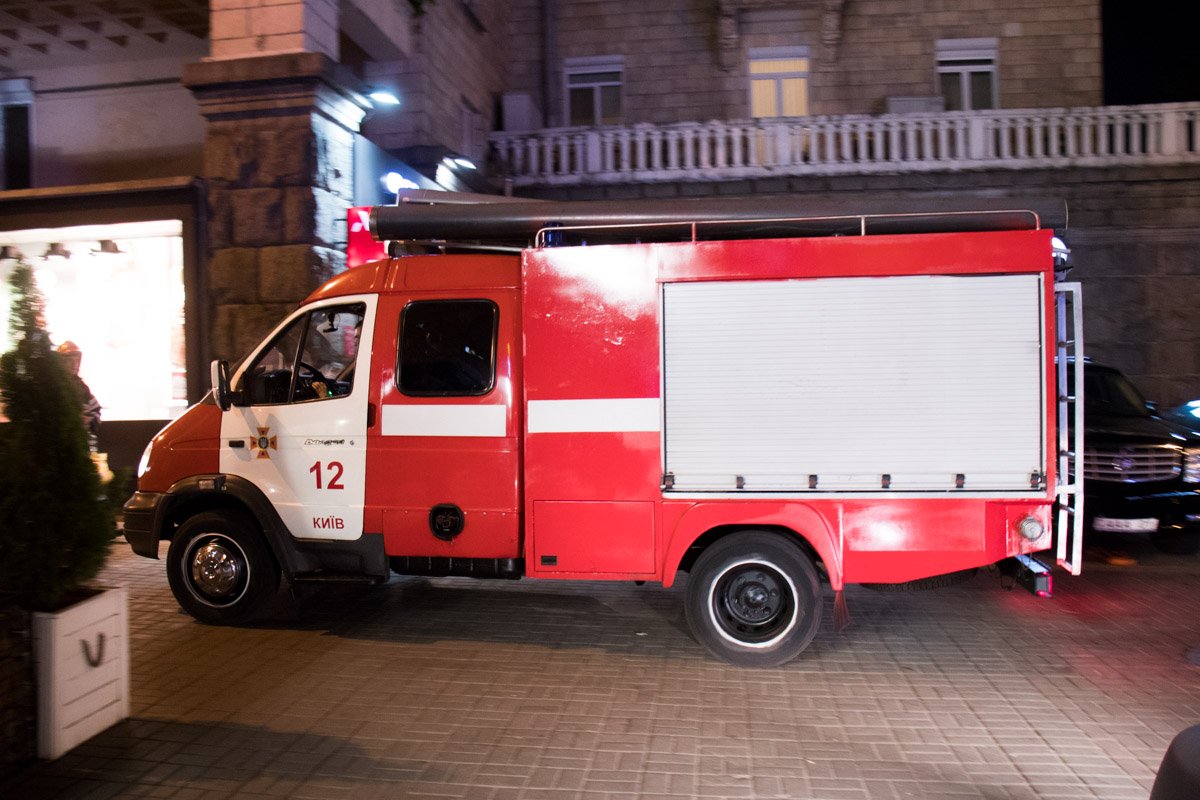 Возле метро "Крещатик" дежурят медики, правоохранители и пожарные