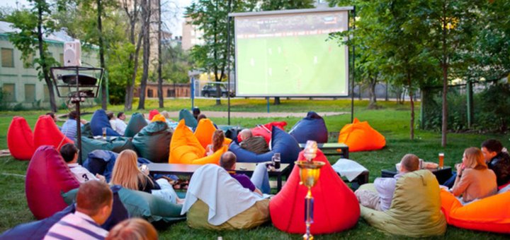 В кинотеатре вы сможете, закутавшись в теплый плед, насладиться звездным небом и просмотром хорошего кино