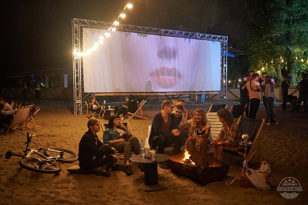 Кино со вкусом романтики, ведь здесь оно демонстрируется прямо на пляже
