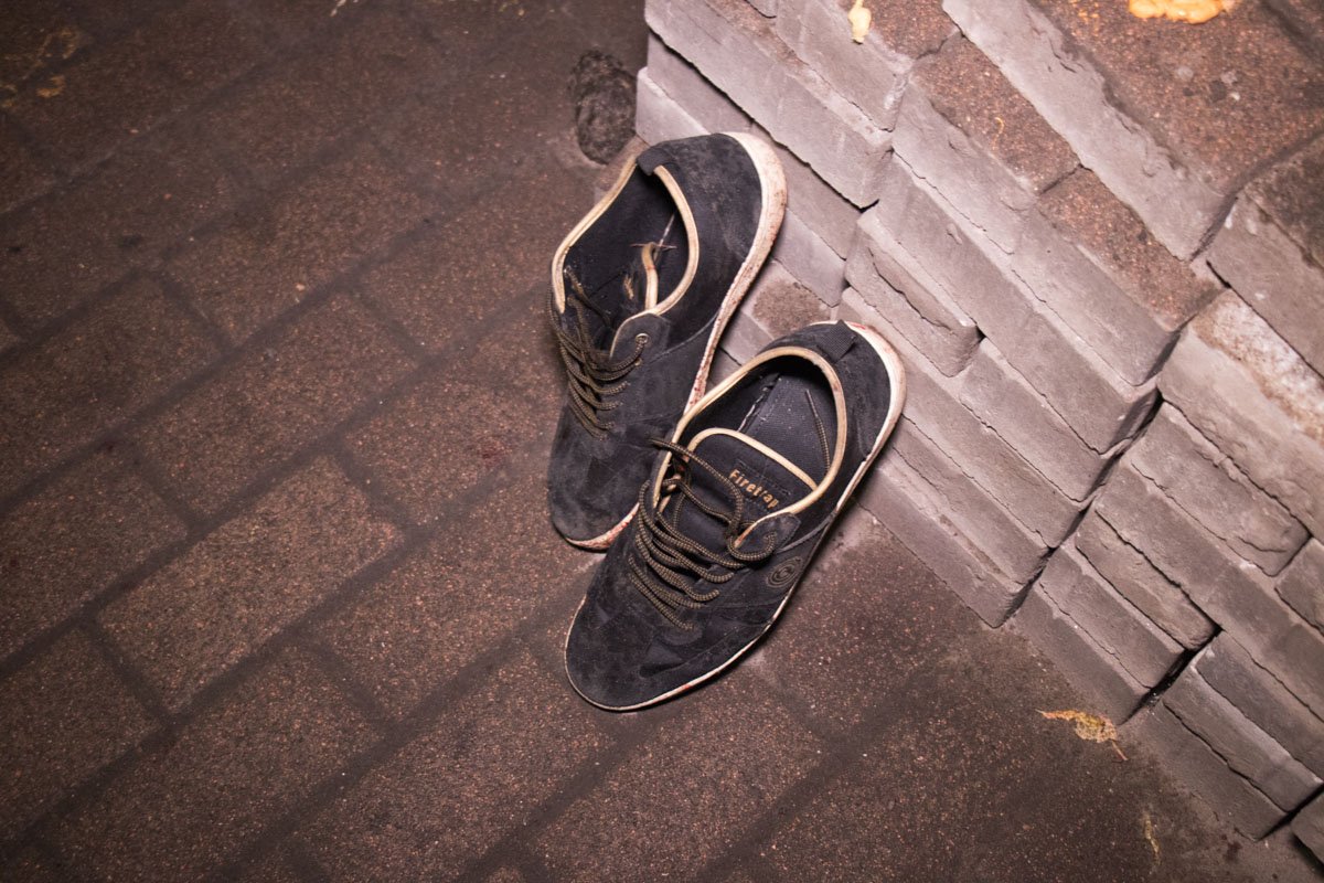 Обувь мужчины аккуратно стояла рядом