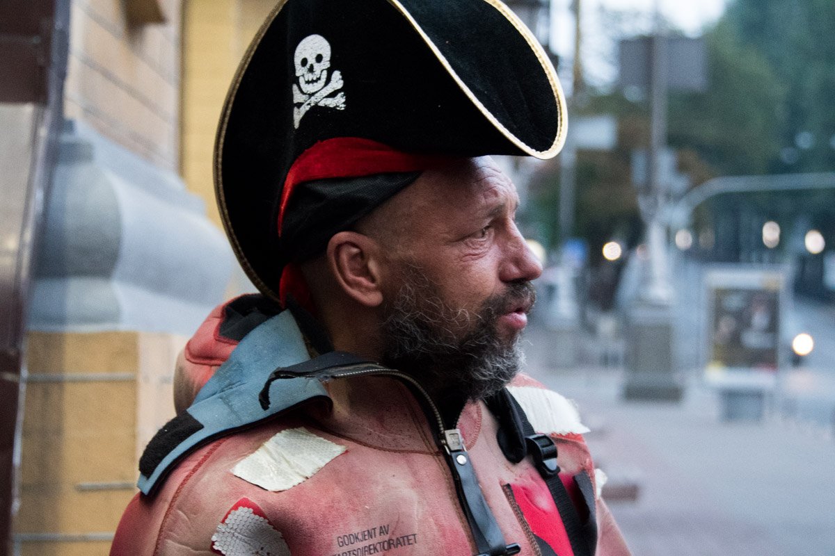 В костюме тепло, а ночь была жаркой