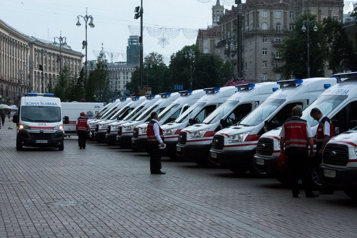 Автомобили начали выстраиваться под КГГА около 06:30 Автомобили начали выстраиваться под КГГА около 06:30