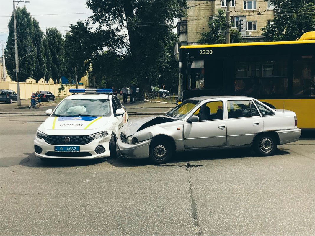 На улице Кирилловской в обе стороны образовалась пробка