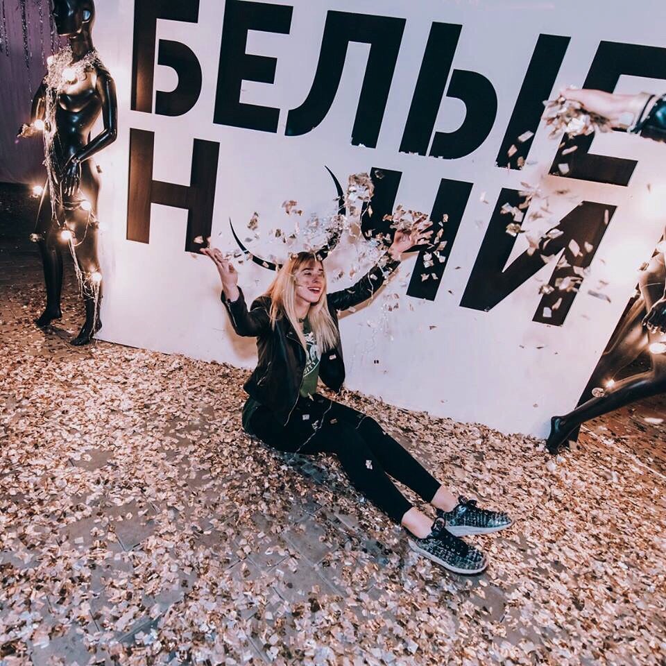 Одно из любимых развлечений гостей - бросаться блестками Одно из любимых развлечений гостей - бросаться блестками