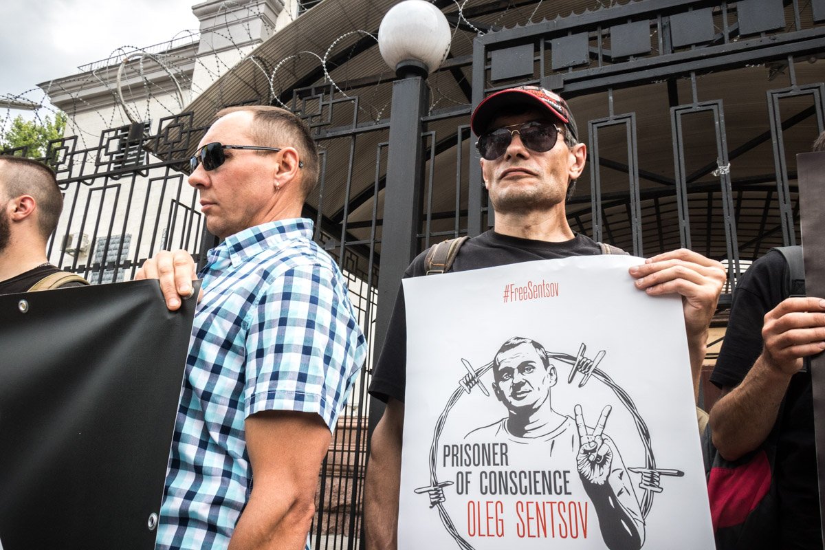 Активисты требуют освободить Олега Сенцова и других украинских политзаключенных