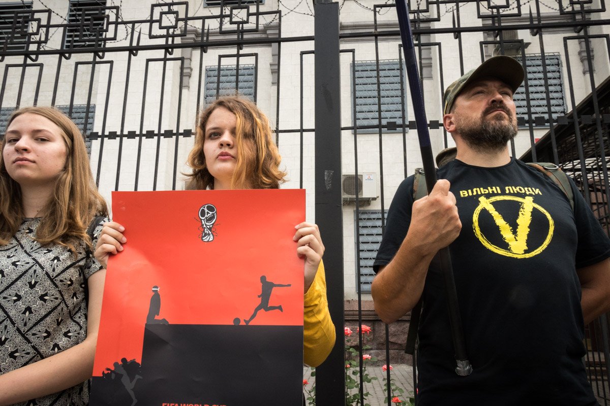 Участники акции пытаются обратить внимание на заключение Сенцова в преддверии ЧМ-2018