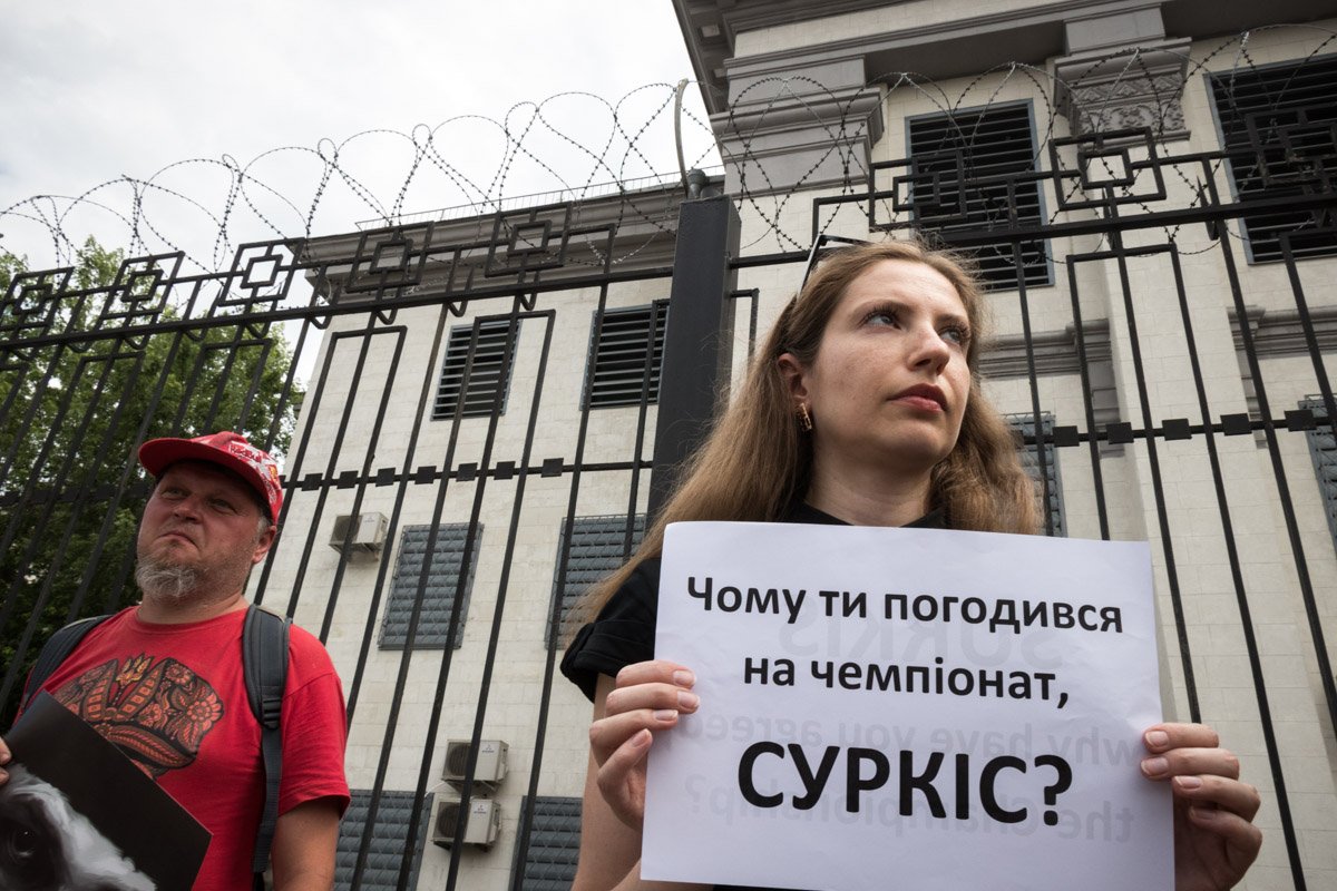 Активисты также выступают против трансляции ЧМ-2018 в Украине