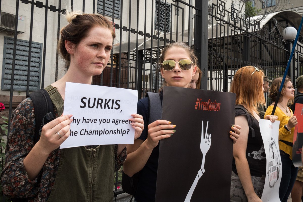 Скрученная вилка на плакате символизирует Сенцова, который уже голодает почти месяц