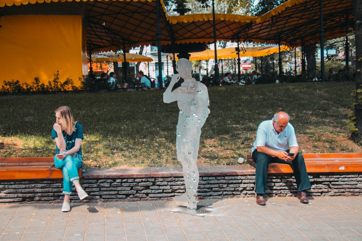 Так и живем - безучастно 