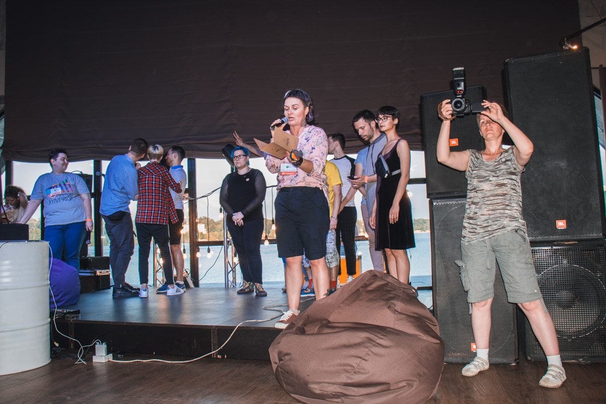 на Арт-причале (улица Набережно-Крещатицкая) показывали яркие перформансы, угощали коктейлями, разыгрывали призы и смотрели фильмы. на Арт-причале (улица Набережно-Крещатицкая) показывали яркие перформансы, угощали коктейлями, разыгрывали призы и смотрели фильмы.