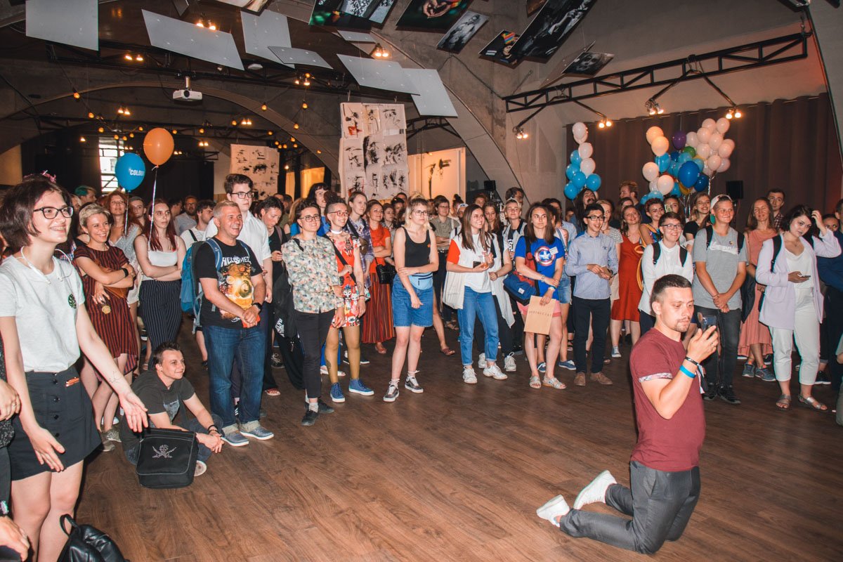 Перформанс приковал к себе взгляды Перформанс приковал к себе взгляды