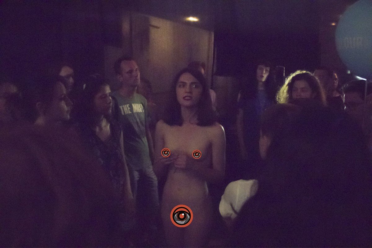 В одном из перформансов участвовала голая актриса В одном из перформансов участвовала голая актриса