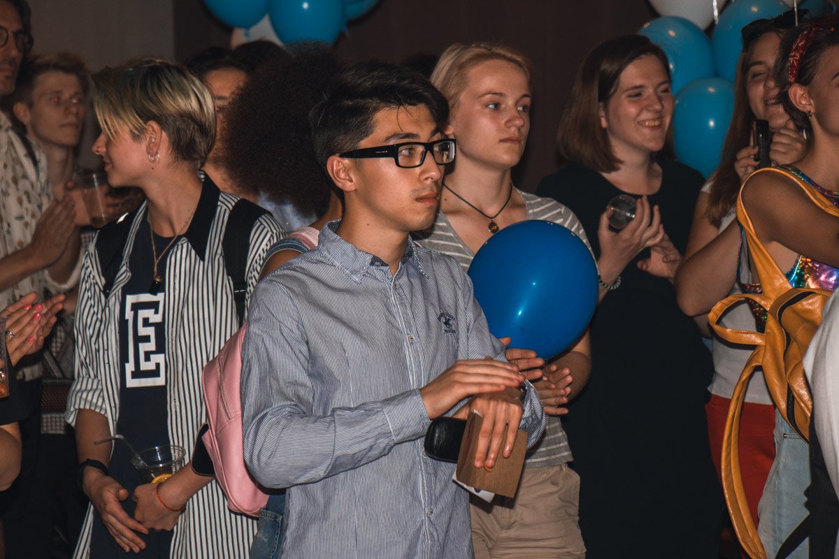 Не грех и похлопать актерам Не грех и похлопать актерам