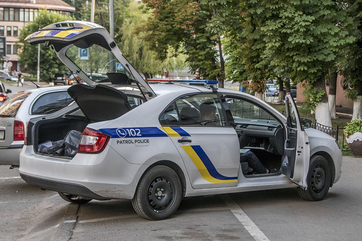 На месте работал экипаж патрульных