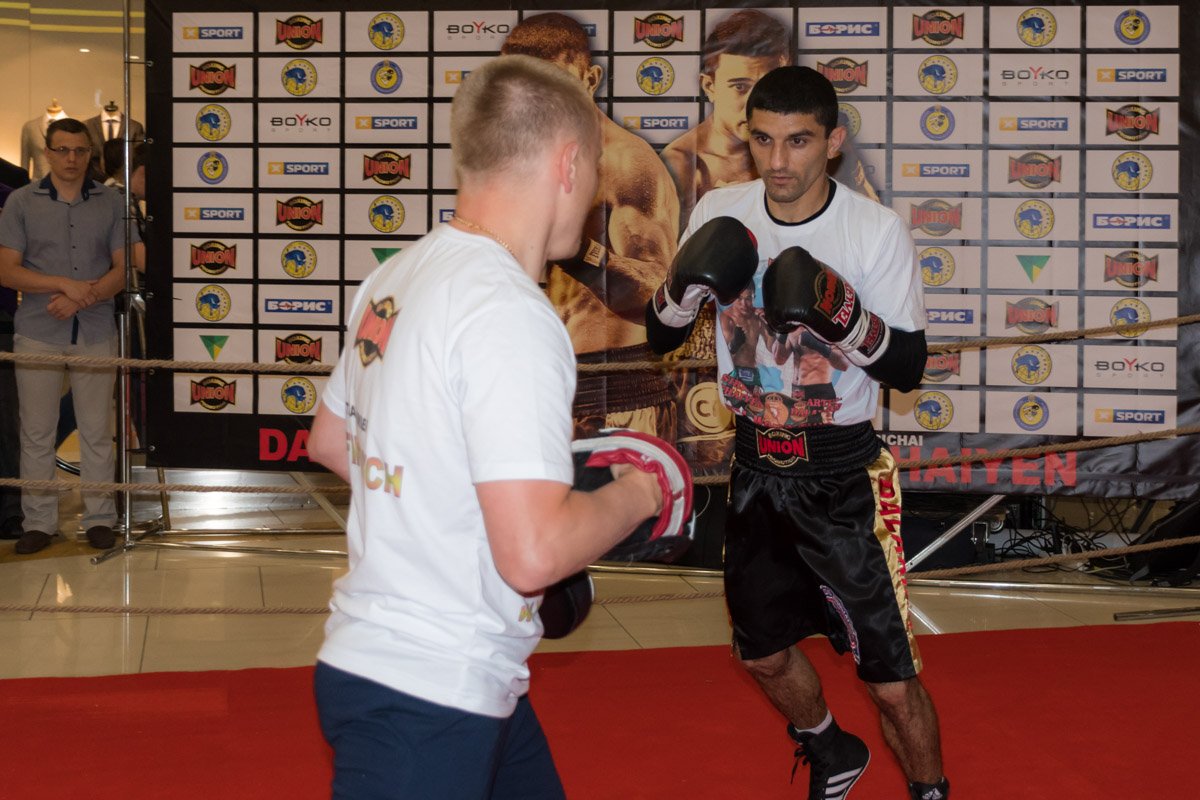 Украинский боксер Артем Далакян и его соперник из Таиланда Сиричаи Тайен провели открытую тренировку Украинский боксер Артем Далакян и его соперник из Таиланда Сиричаи Тайен провели открытую тренировку