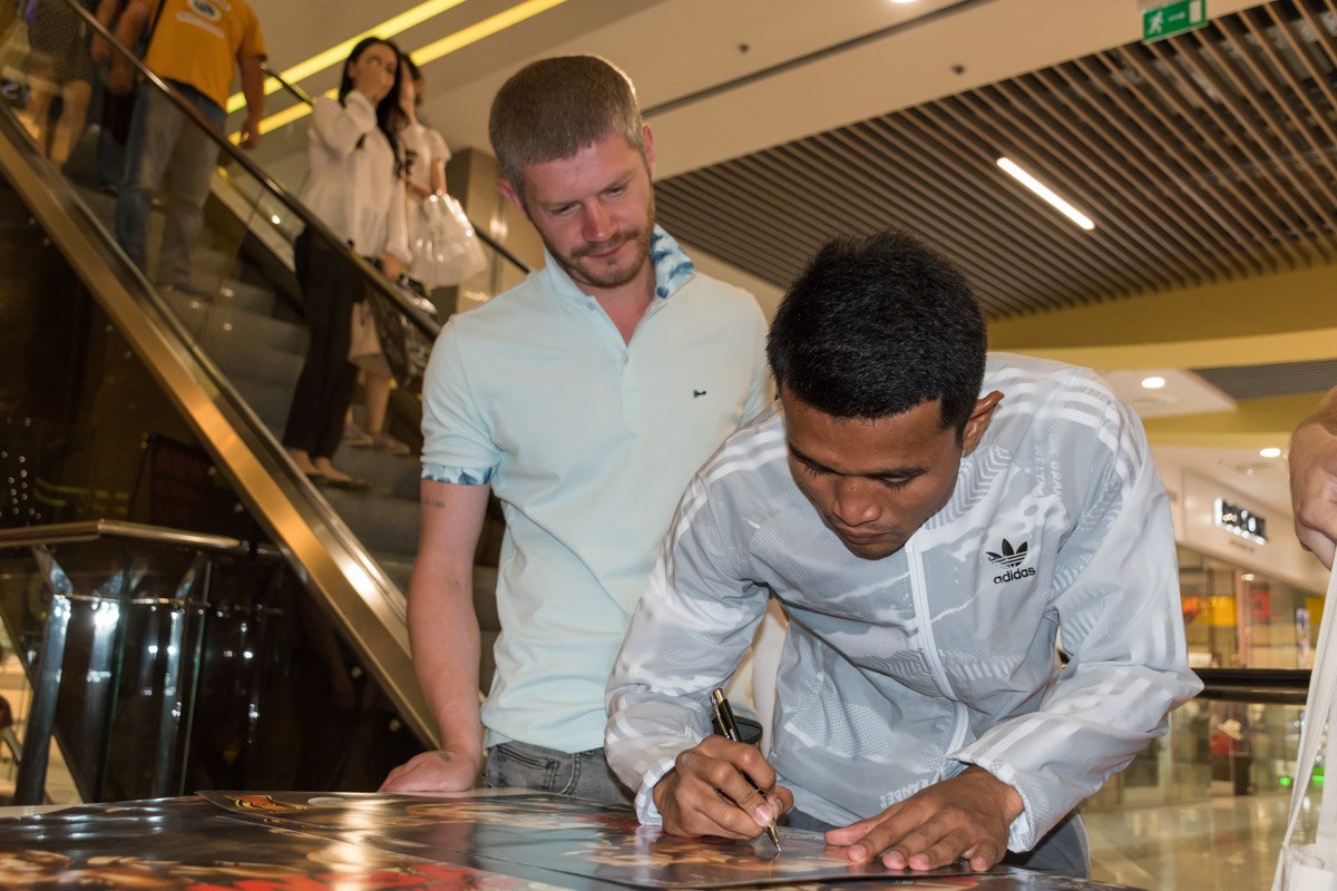 Спортсмены раздали автографы Спортсмены раздали автографы