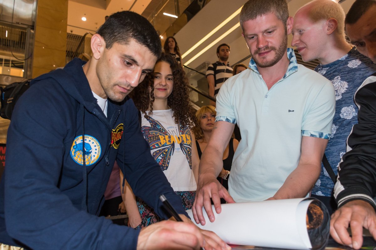 Фанаты стояли в очереди за автографом Фанаты стояли в очереди за автографом