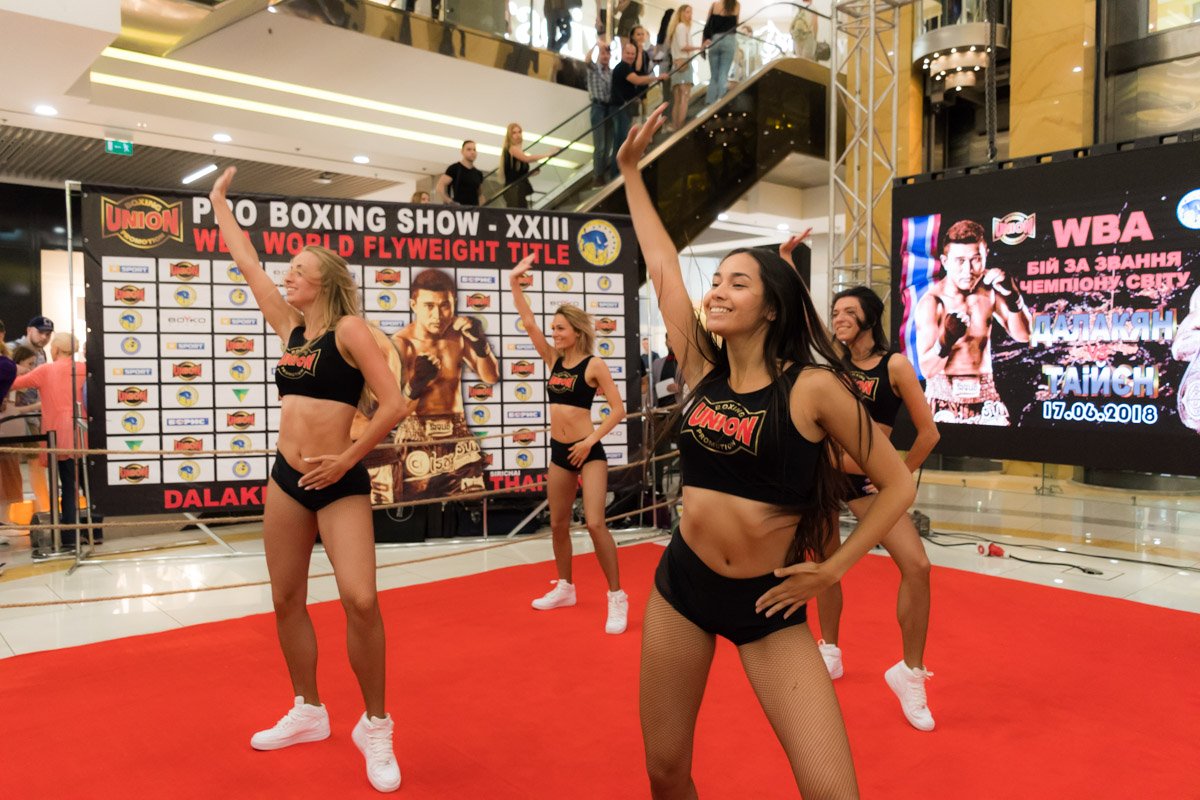 Обстановку разрядила девичья группа поддержки Обстановку разрядила девичья группа поддержки