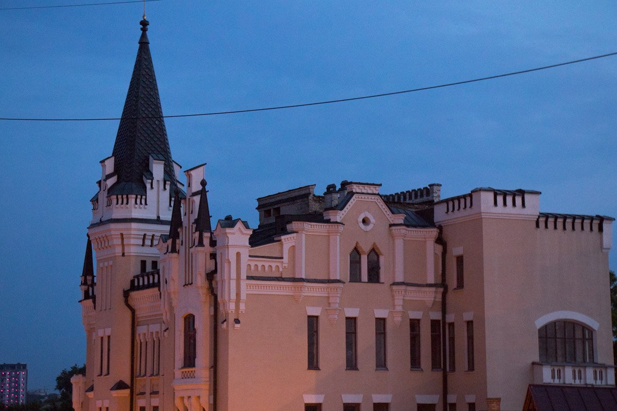 Замок спит и в замке спят Замок спит и в замке спят