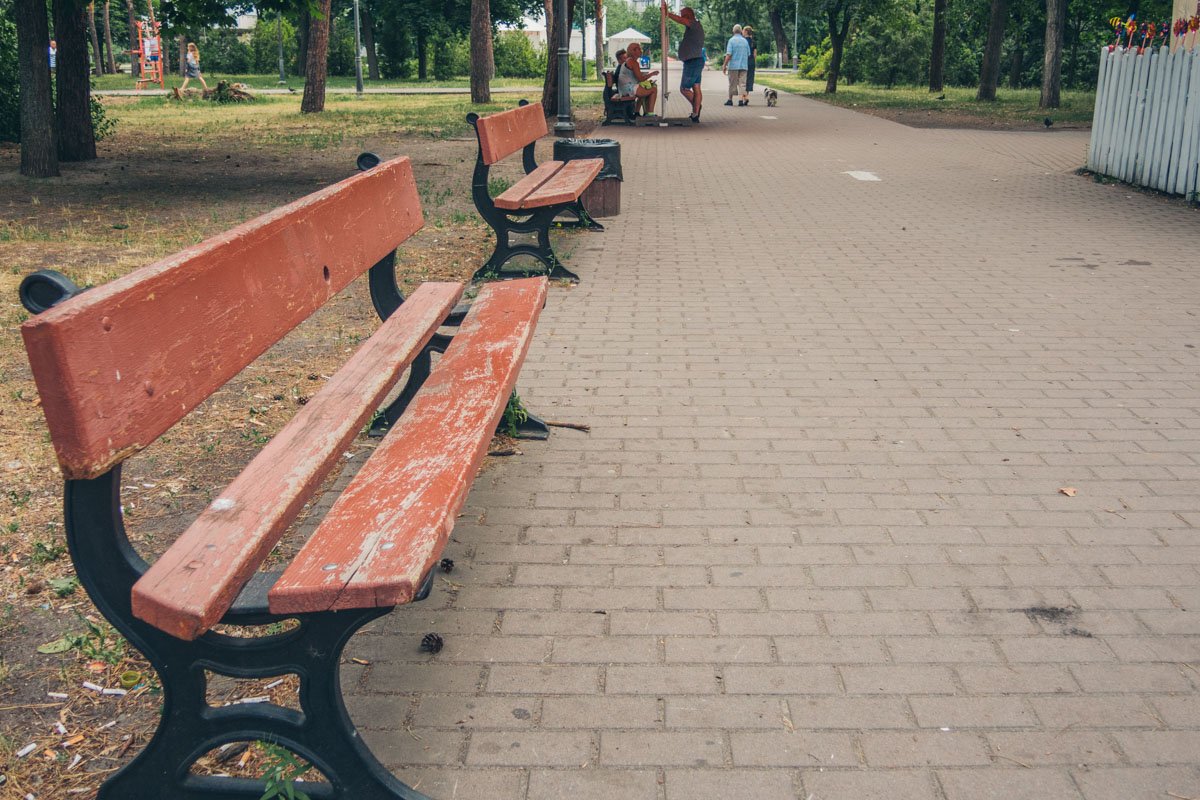 Коммунальщики успели установить лавки, мусорники Коммунальщики успели установить лавки, мусорники