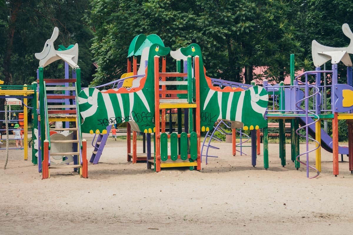 Также оборудованы детские плащадки, на которых уже могут гулять дети Также оборудованы детские плащадки, на которых уже могут гулять дети