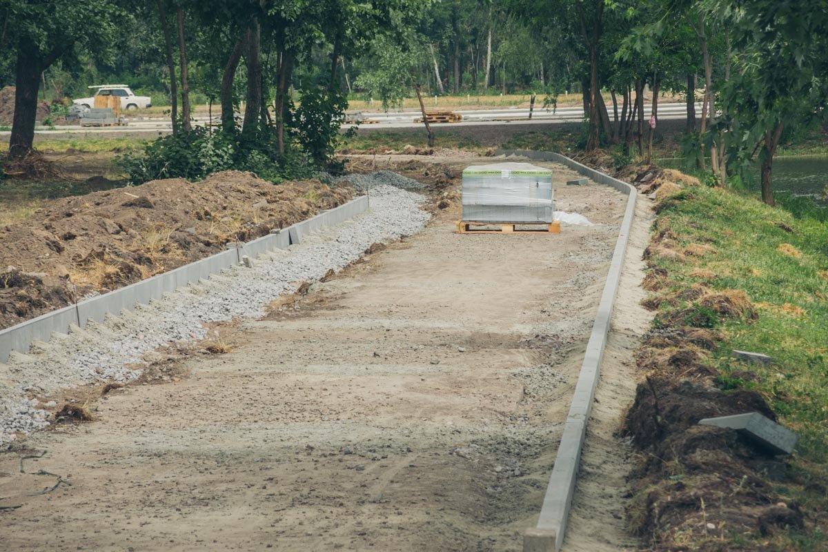 Есть тропинки, где все раскопано, а дорожки еще не положили Есть тропинки, где все раскопано, а дорожки еще не положили