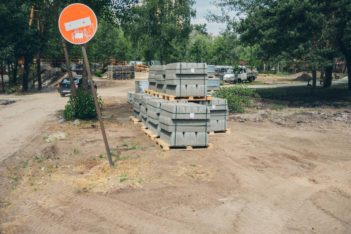 Еще стоят стройматериалы на зеленой зоне Еще стоят стройматериалы на зеленой зоне