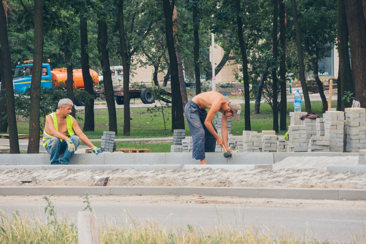 Однако коммунальщики работают на зеленой территории Однако коммунальщики работают на зеленой территории