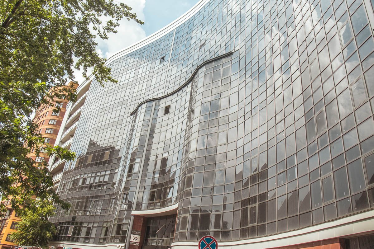 Неизвестный сообщил о минировании бизнес-центра "Волна" по адресу Евгения Коновальца, 36д